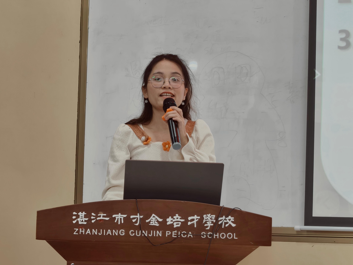 1764833906796008.jpg 图片五 罗金兰老师发言.jpg