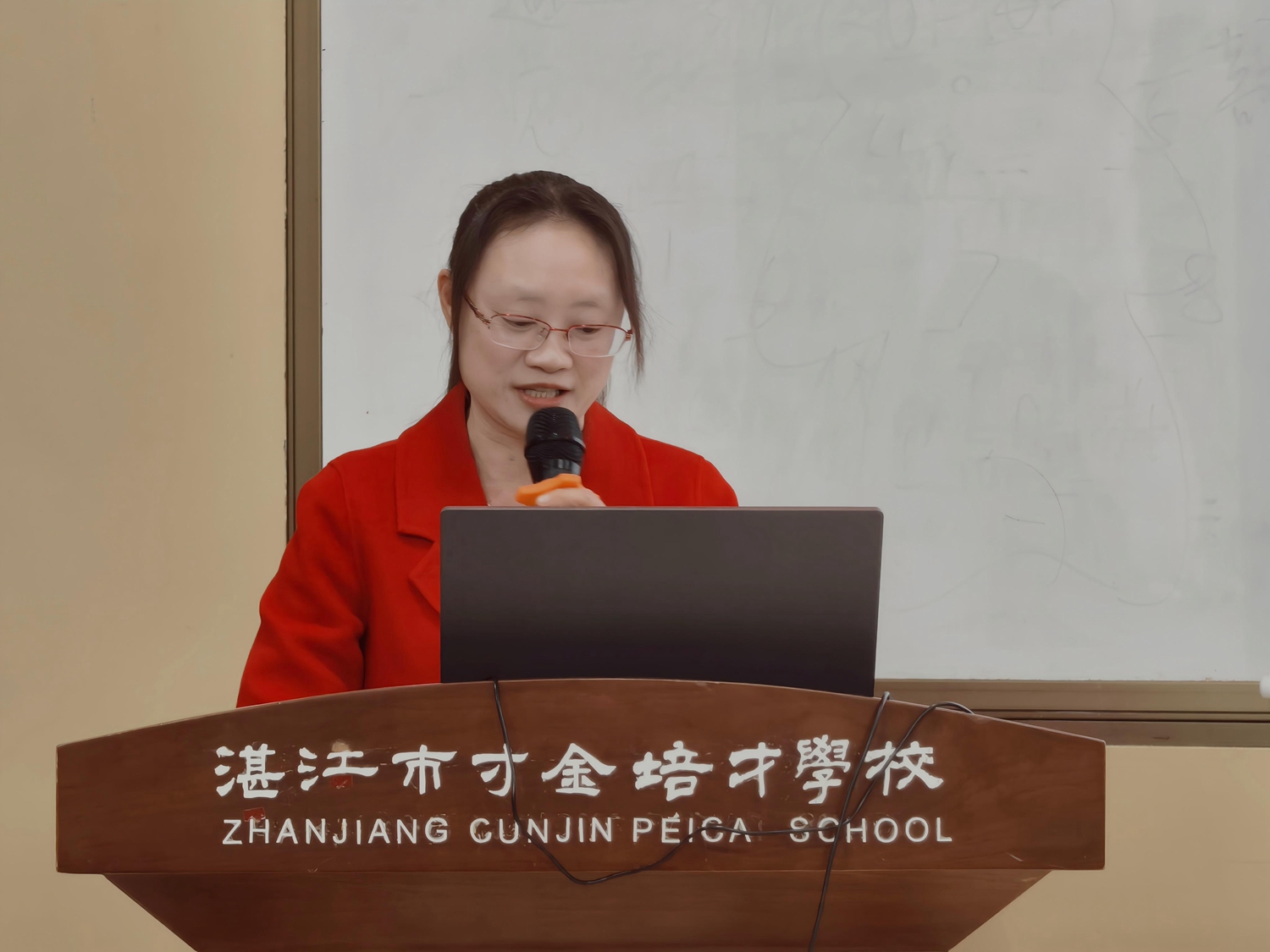 1764833951338823.jpg 图片八 温秋香老师发言 .jpg