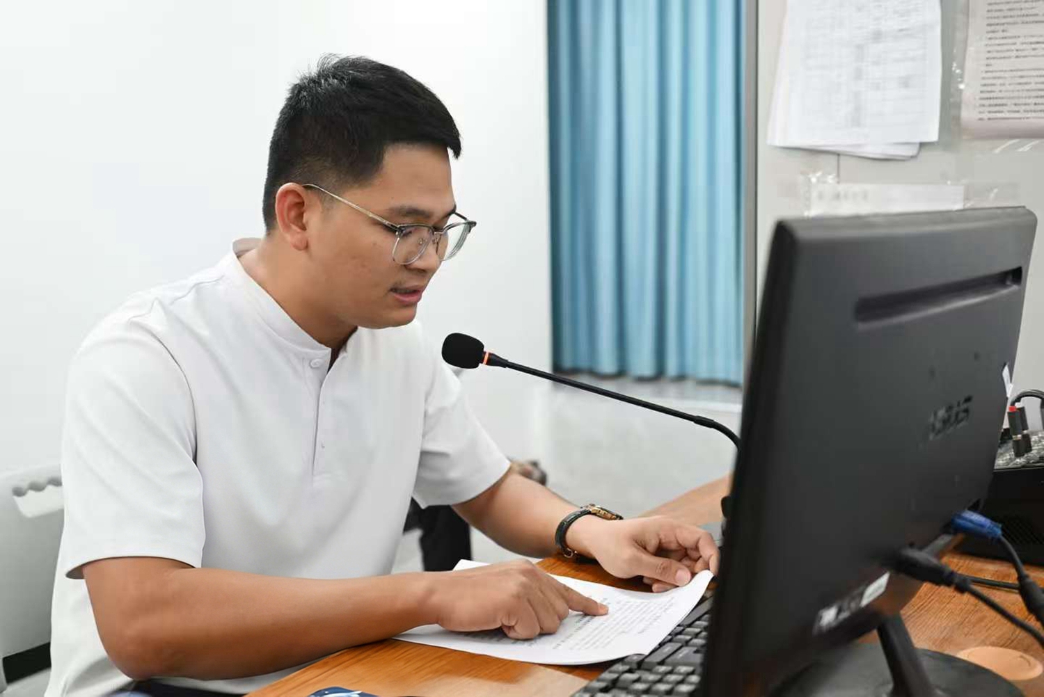 1765244128344540.jpg 图1 何亲级长主持.jpg