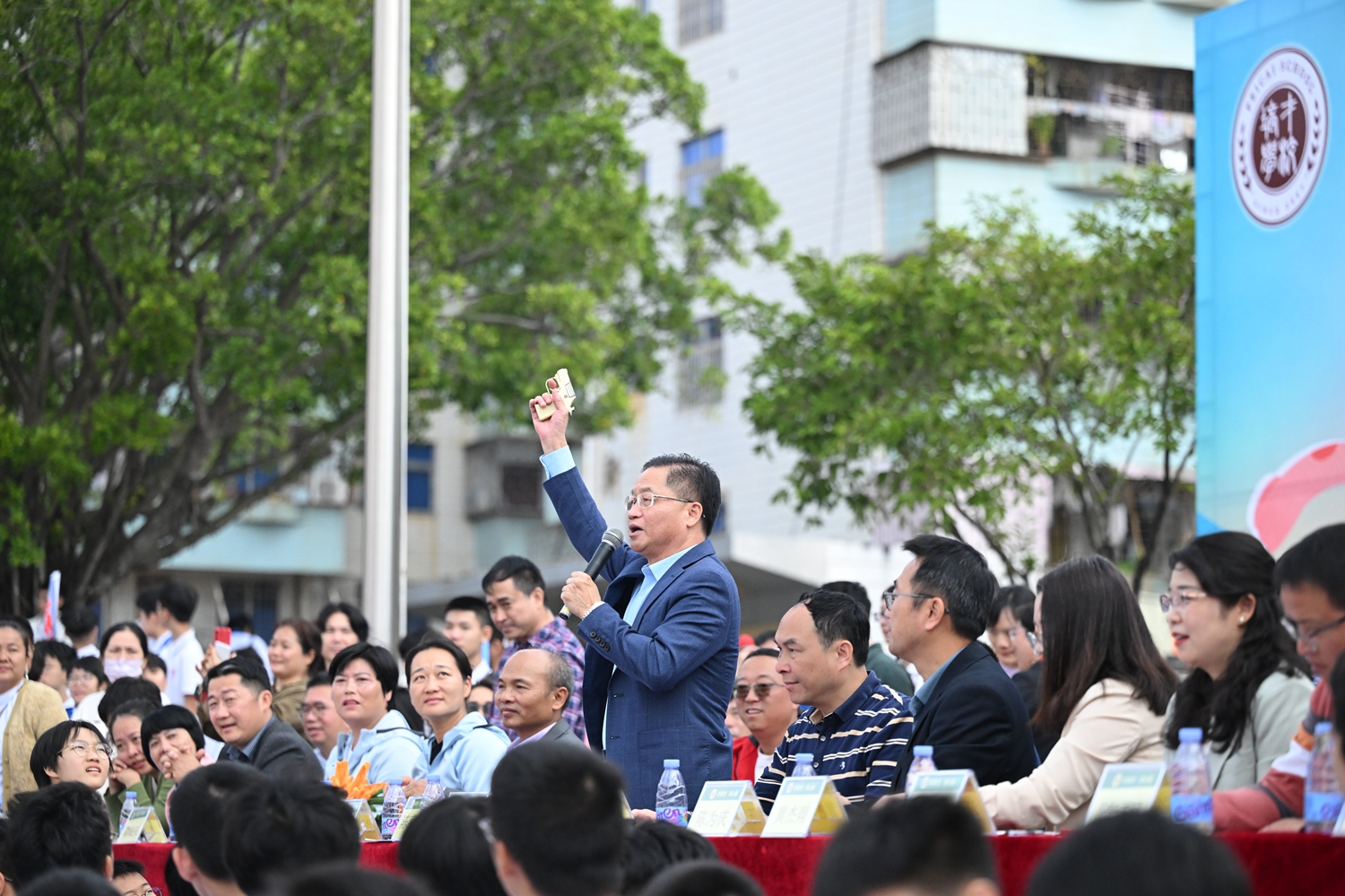 14 郑建忠总校长鸣枪宣布体育节开幕.JPG