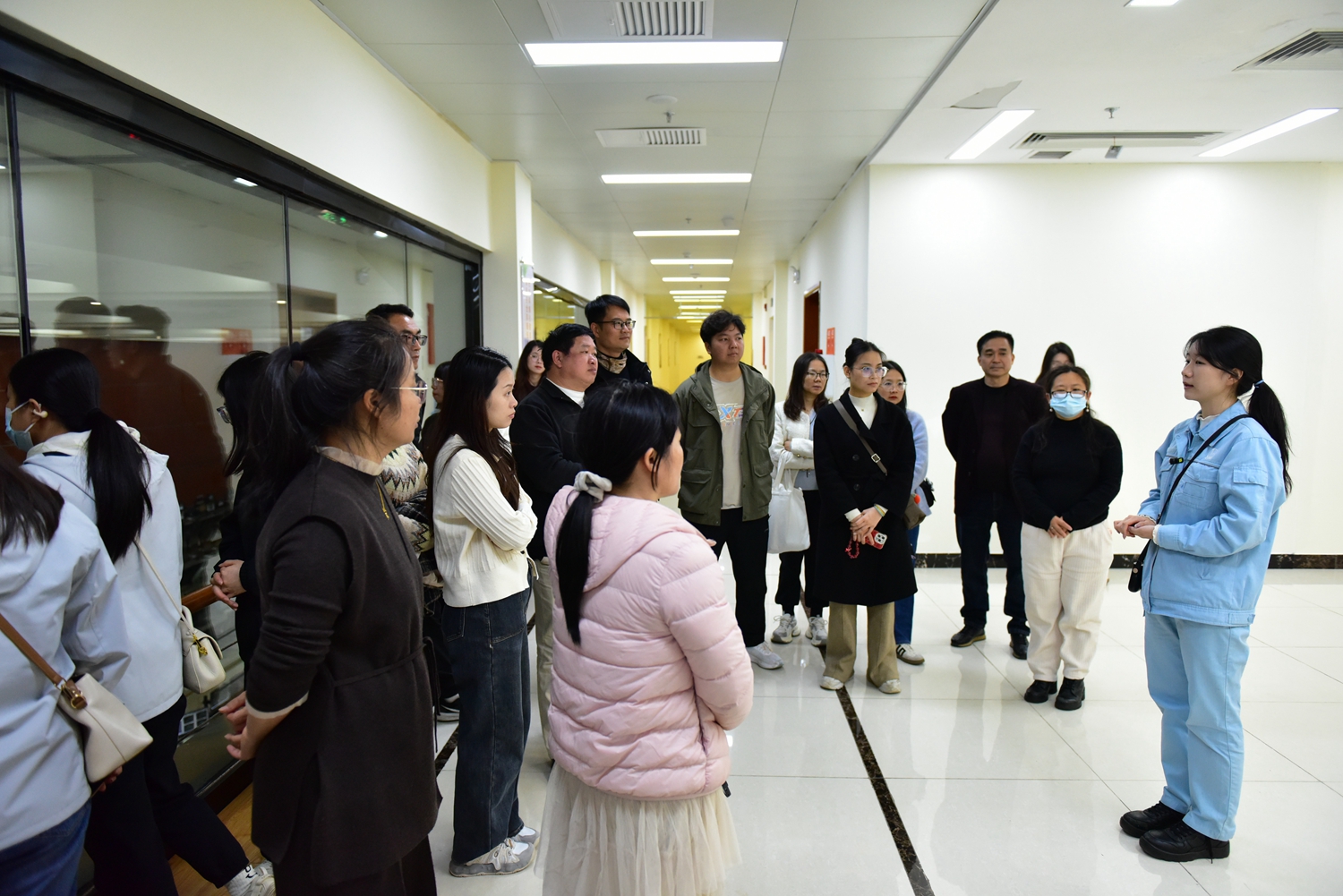 7 管控中心工作人员细致讲解.JPG