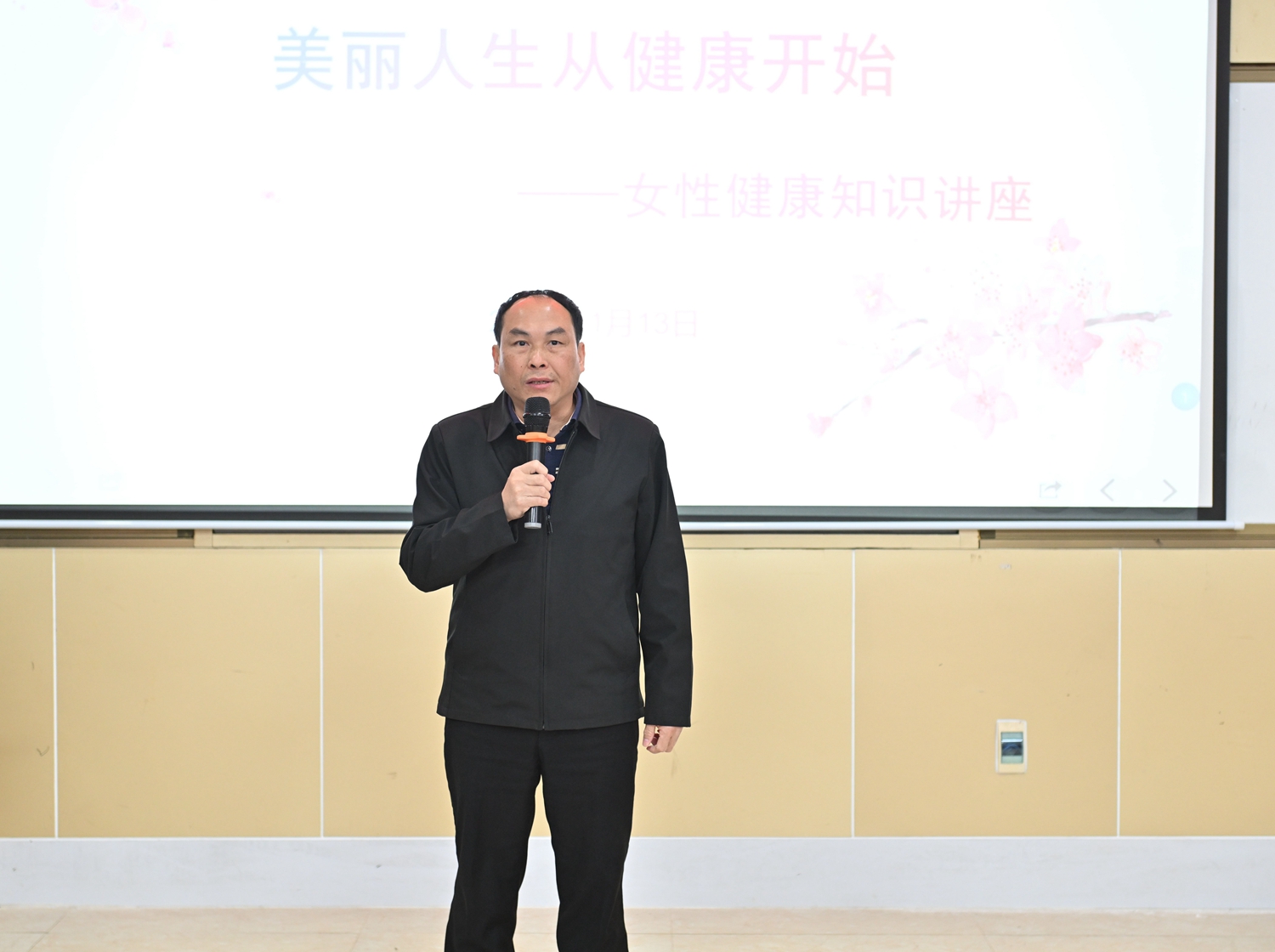 3 洪小湖常务副校长为活动致辞.jpg