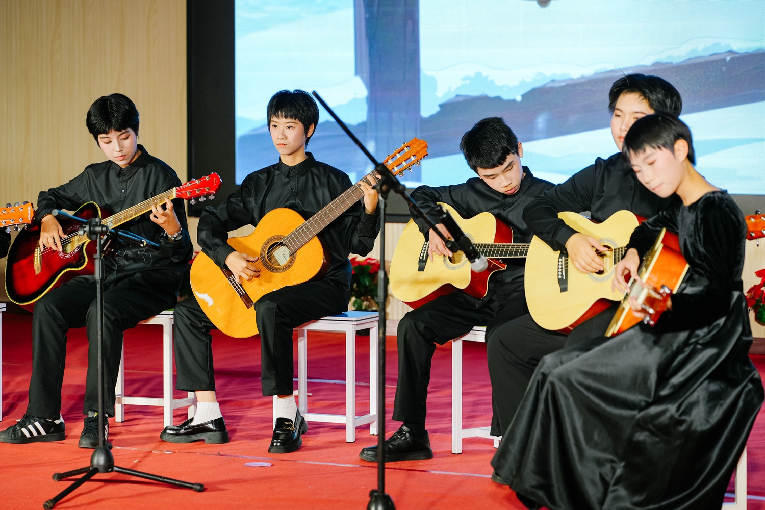 图12  吉他演奏《铃儿响叮当》.jpg