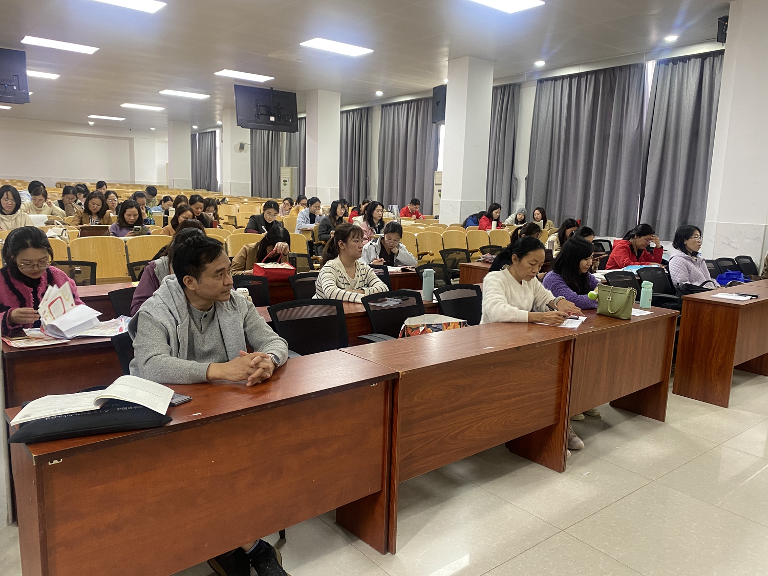 1773625837521560.jpg 4. 全体英语老师认真聆听.jpg