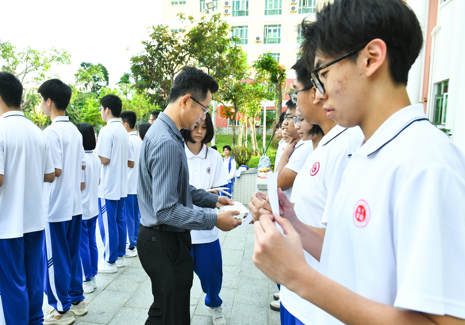 1774318828118825.jpg 图4:高二年级甘杨主任为获奖学生颁奖.JPG