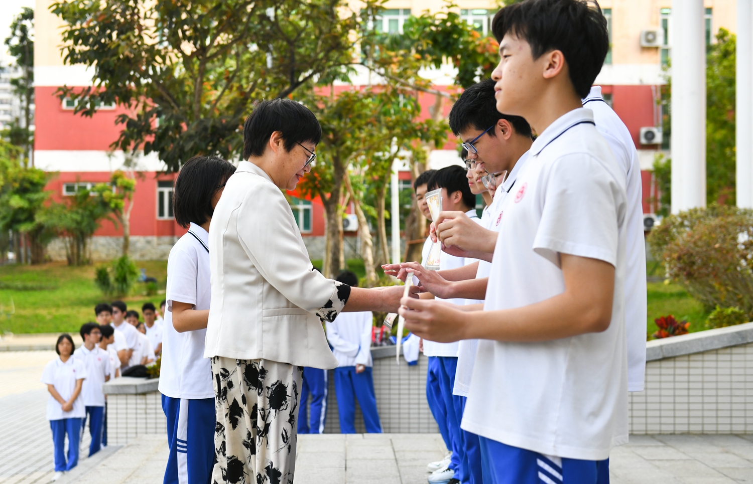 1774318908455813.jpg 图6:高中部彭丽娥副校长为获奖学生颁奖.JPG