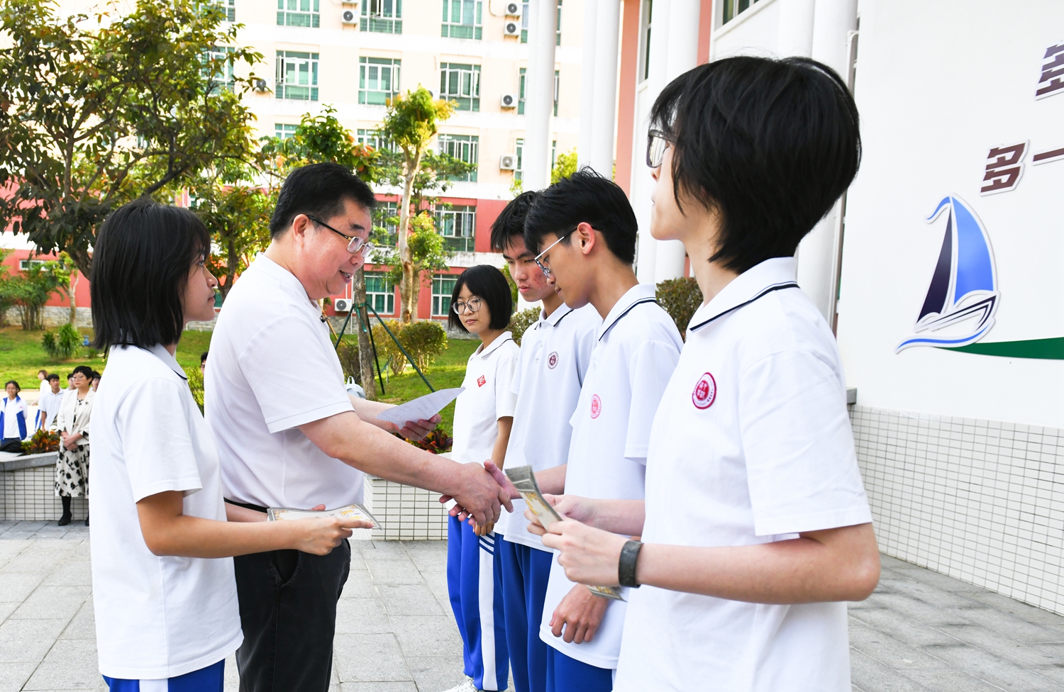 1774318962828128.jpg 图8:杨耀明教育总顾问为获奖学生颁奖.JPG