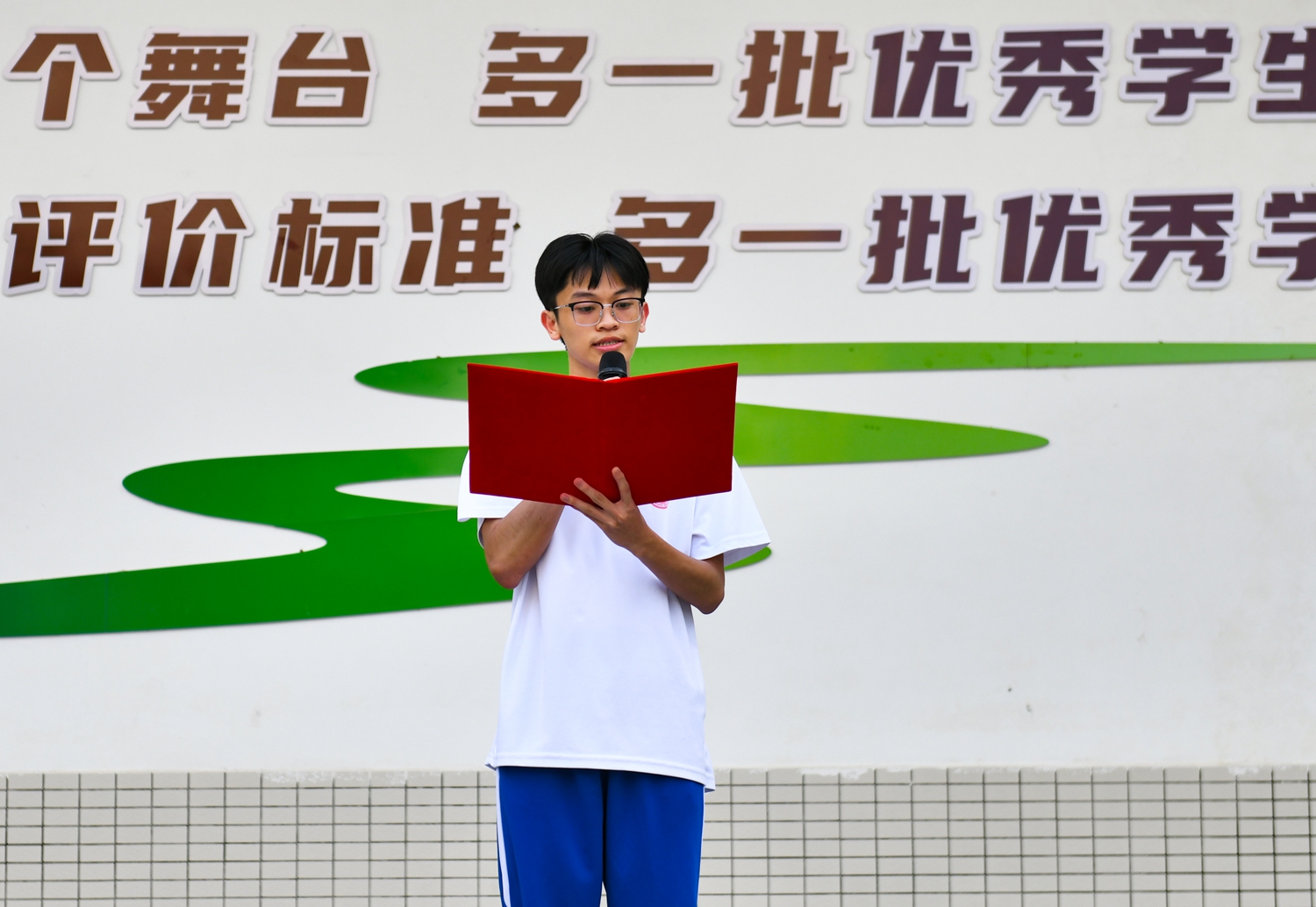 1774319035828781.jpg 图10:优秀学生代表发言.JPG