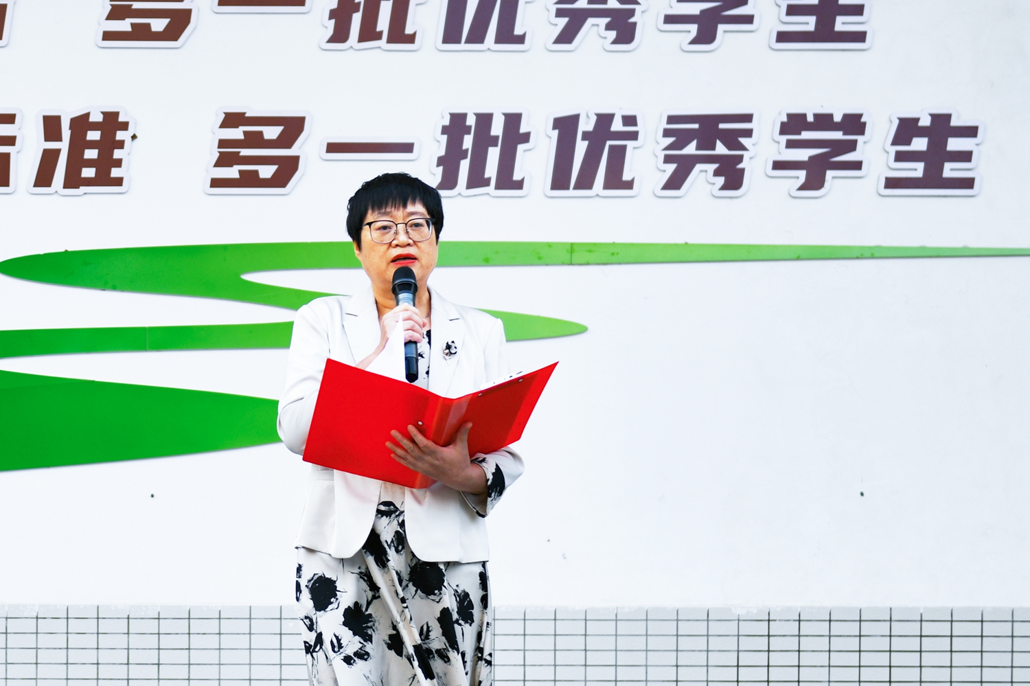 1774319062116769.jpg 图11:高中部彭丽娥副校长讲话.JPG