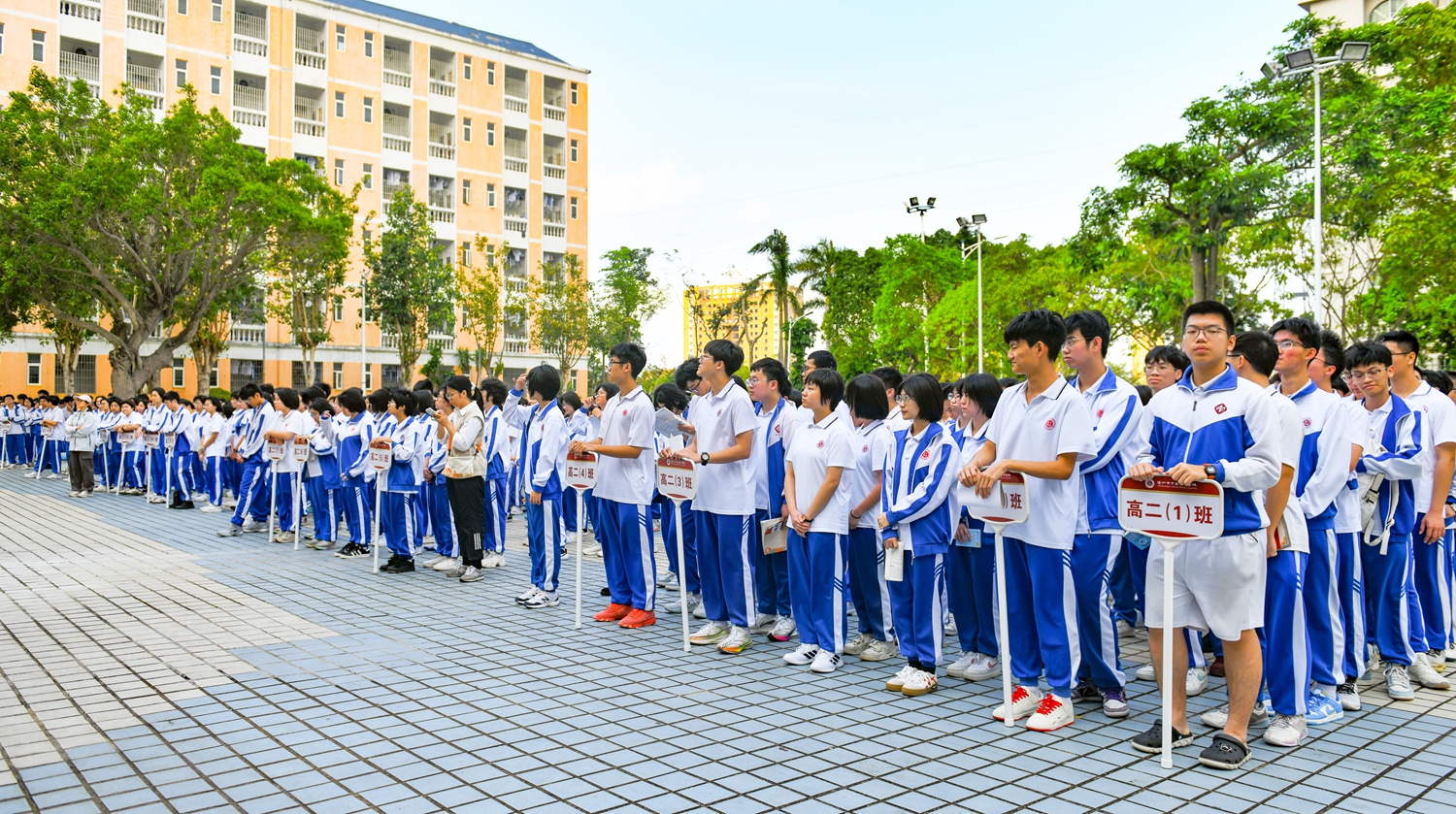 1774319074796922.jpg 图12:高二学生认真听讲.JPG