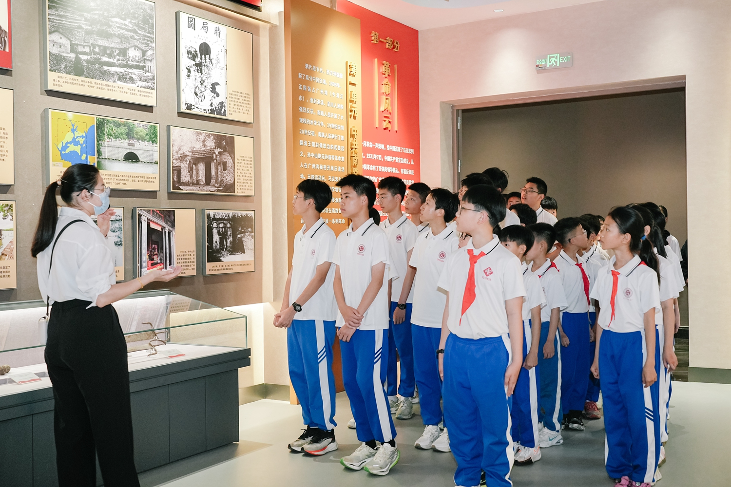师生参观粤桂边区革命纪念馆_副本.jpg
