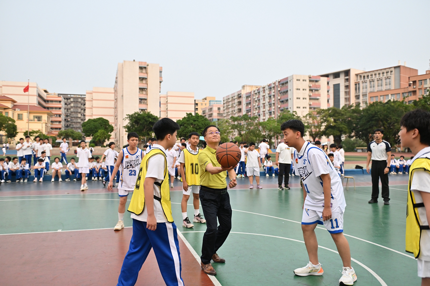 1776240265826618.jpg 图片4 郑建忠总校长开球.JPG