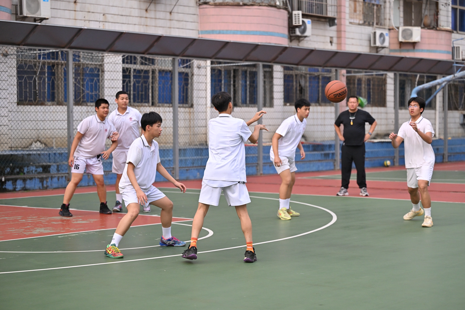 1776240311995564.jpg 图片9初中部篮球训练剪影.JPG