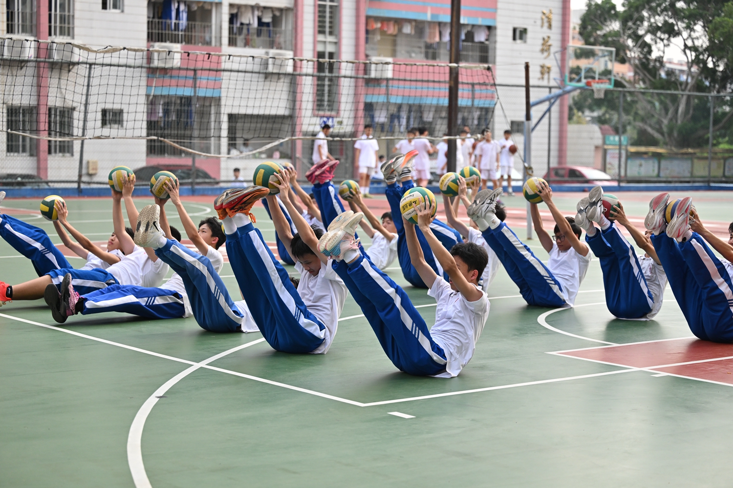 1776240318698238.jpg 图片10 初中部排球训练剪影.JPG