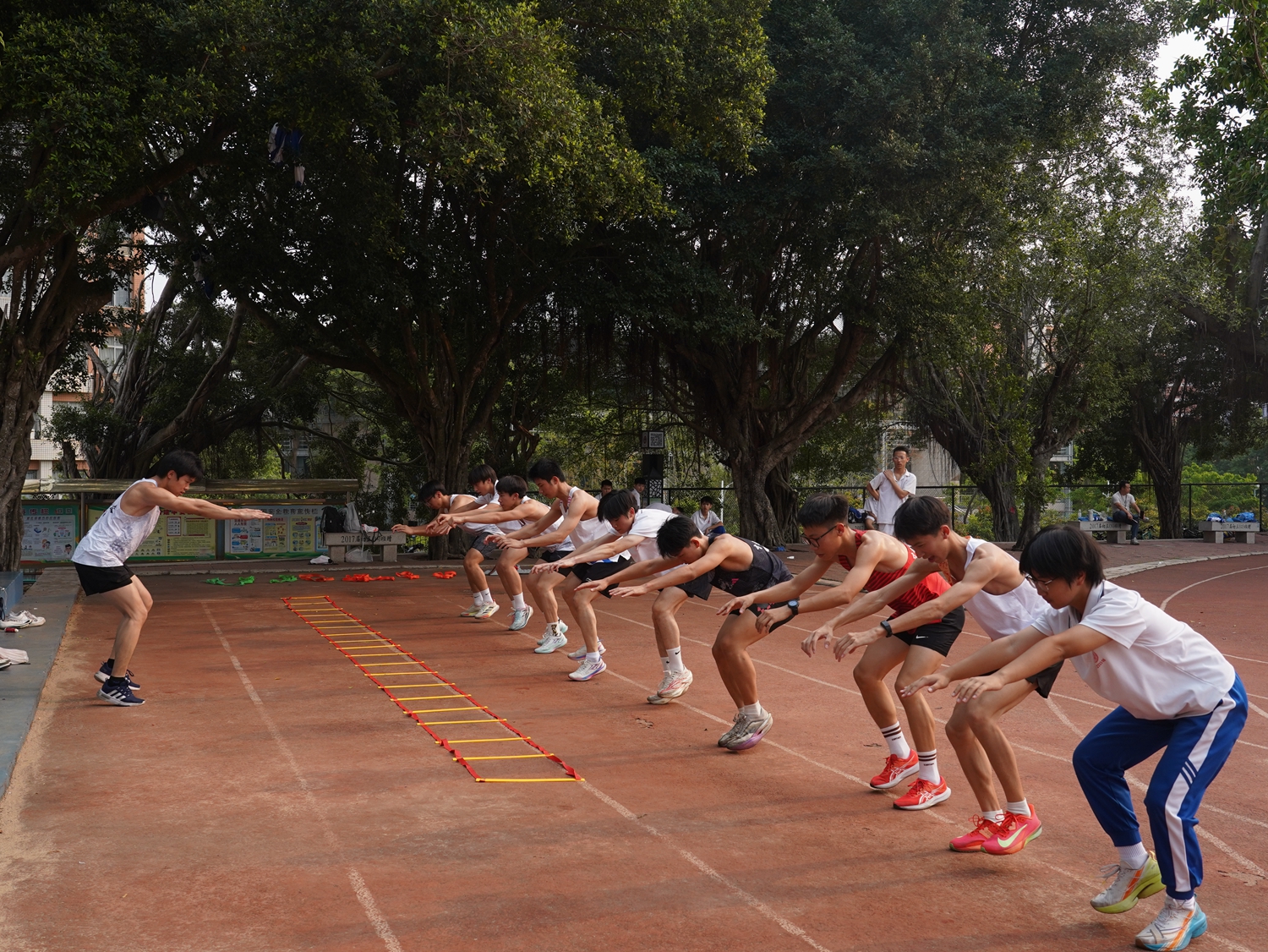 1776240326459347.jpg 图片11初中部田径训练剪影.JPG