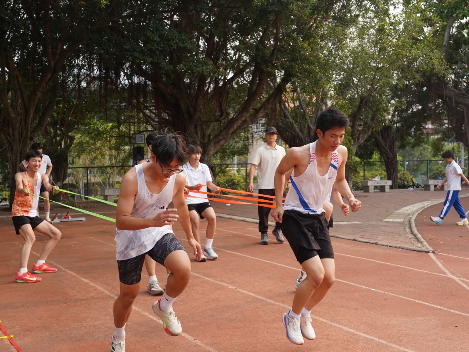 1776240469440670.jpg 图片25田径场上精彩瞬间.JPG