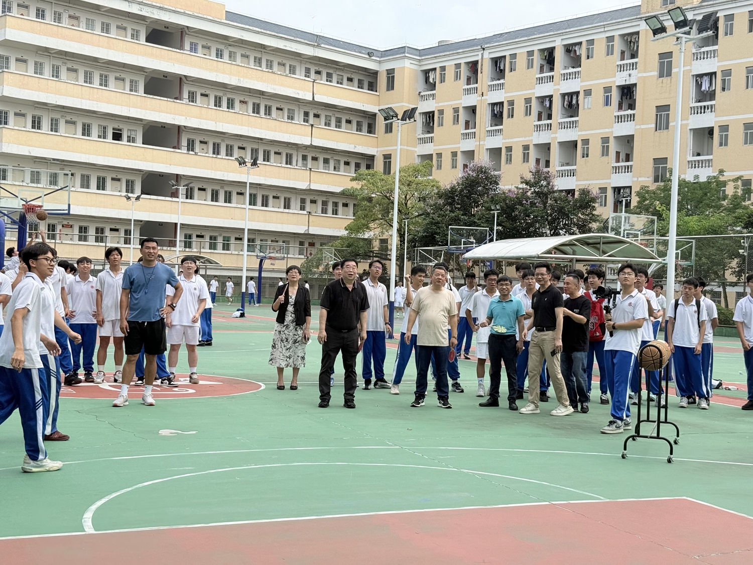 图7校领导到场为同学们加油鼓劲.jpg
