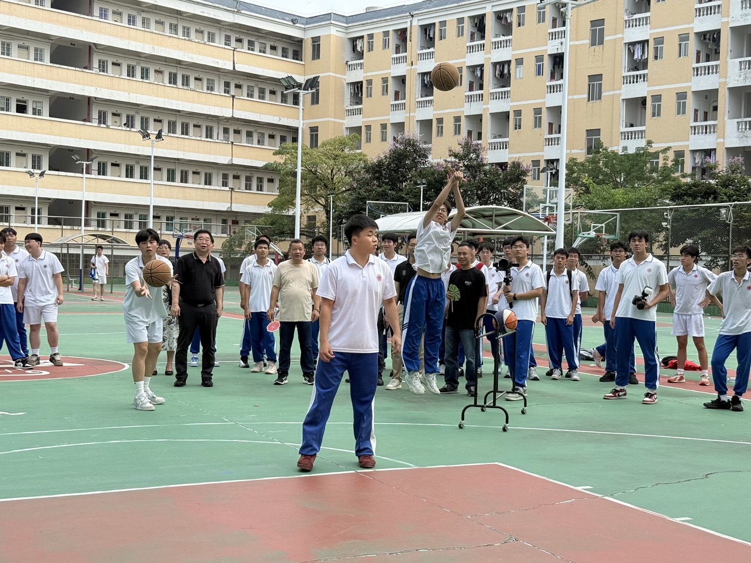 1779253593329242.jpg 图8校领导到场为同学们加油鼓劲.jpg