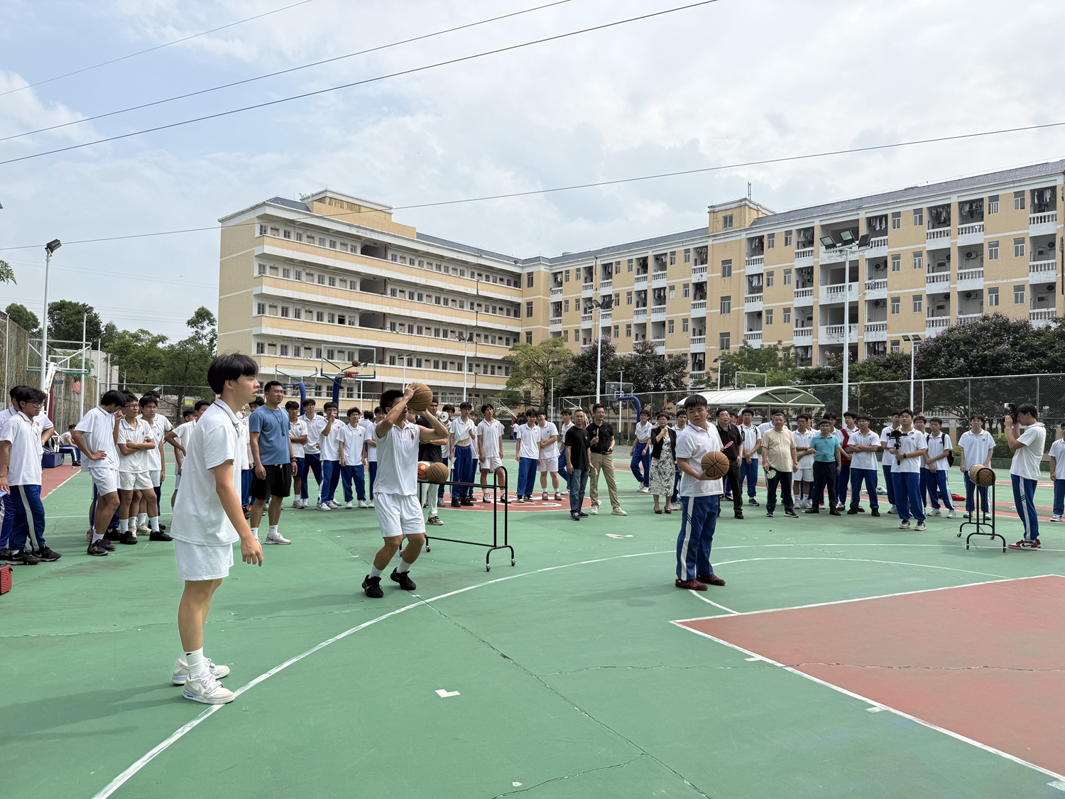 图9校领导到场为同学们加油鼓劲.jpg