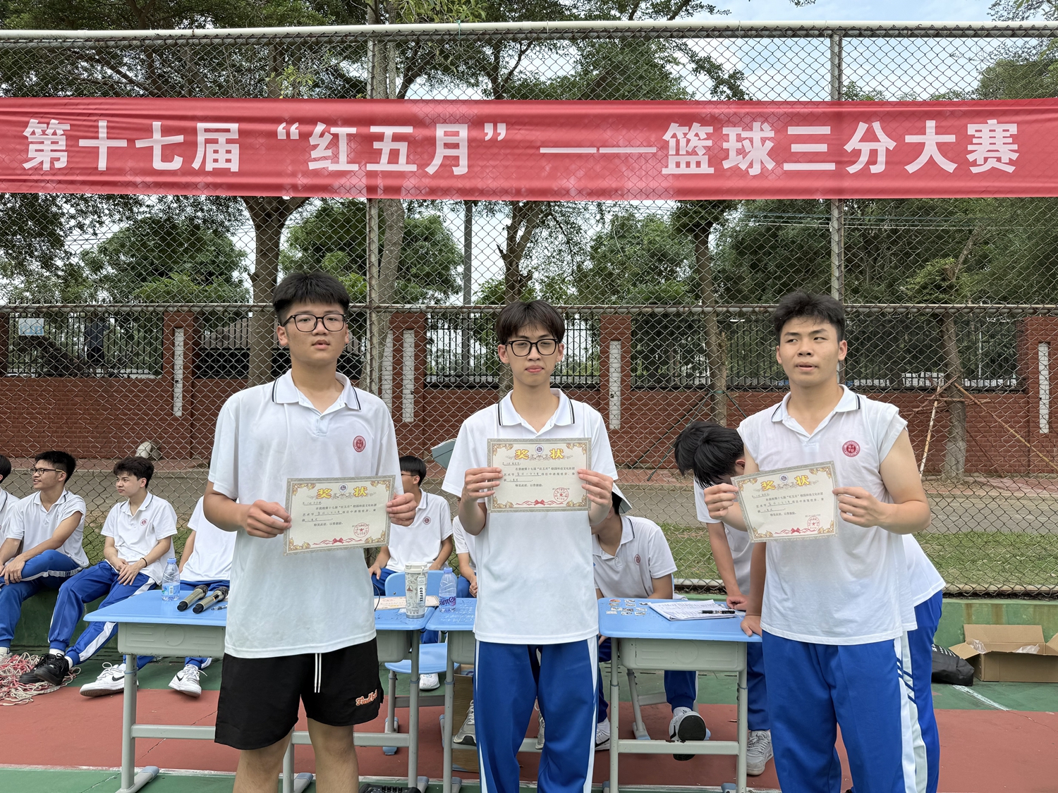 1779253700438624.jpg 图16获奖同学合影留念.jpg
