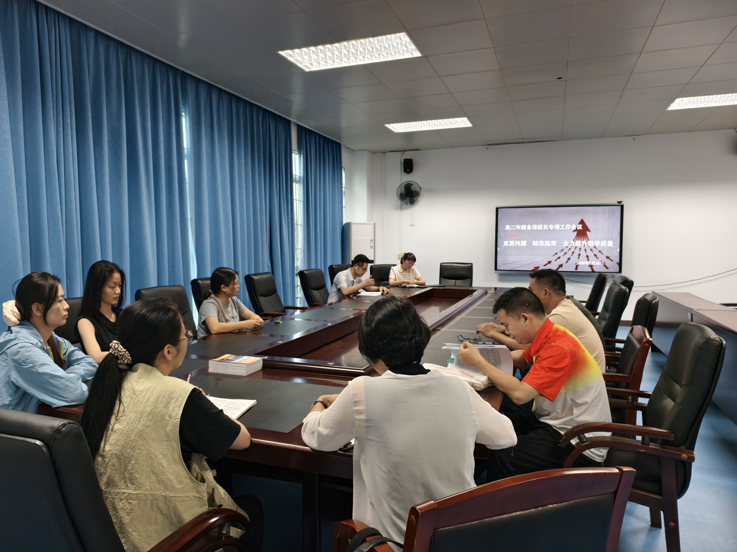 图5：高二年级开展备课组长会议.jpg