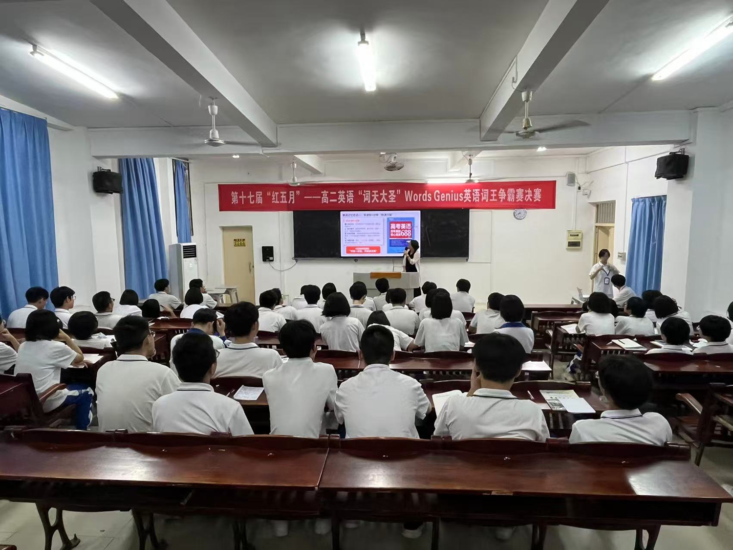 图11：英语备课组长方土花老师向临界生做提分指导.jpg