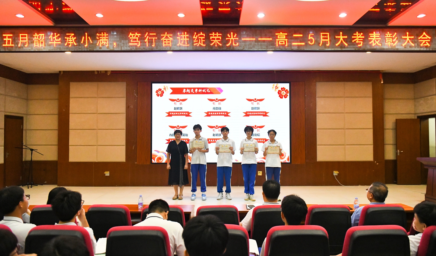 图19：彭丽娥副校长和获奖同学合影留念3.jpg