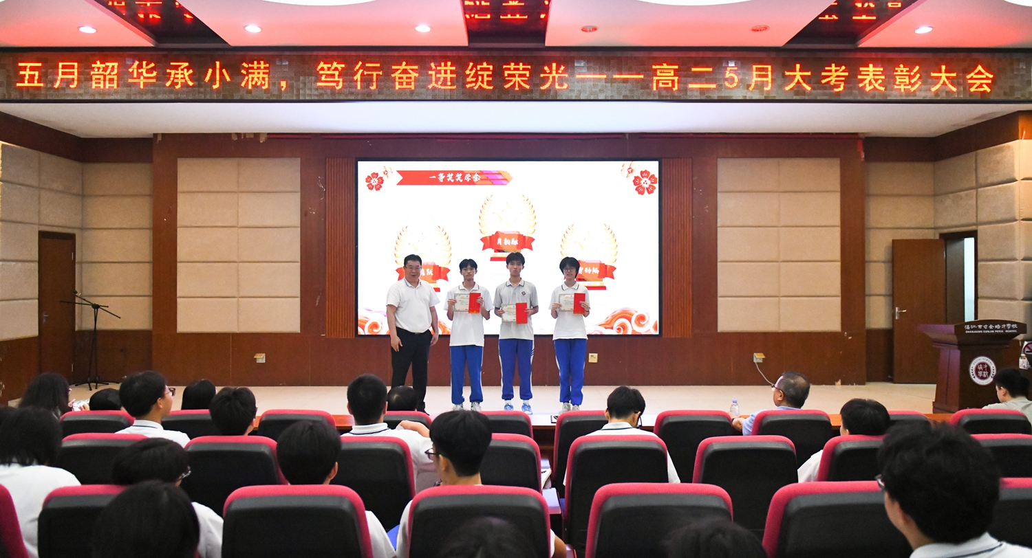 图20：杨耀明教育总顾问和获奖同学合影留念5.jpg