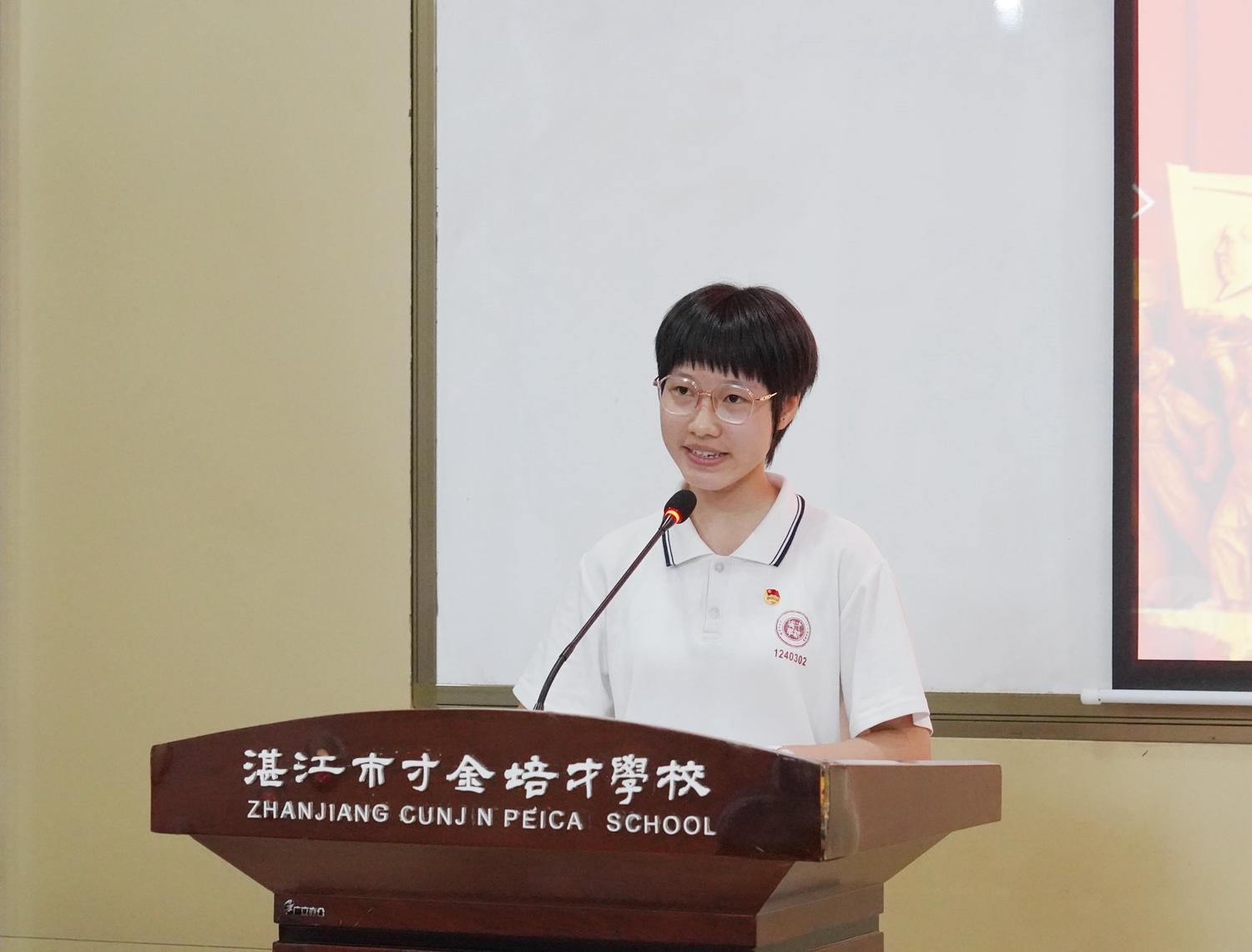 1780022540298253.jpg 图6:新团员代表蔡盈盈同学发言.jpg