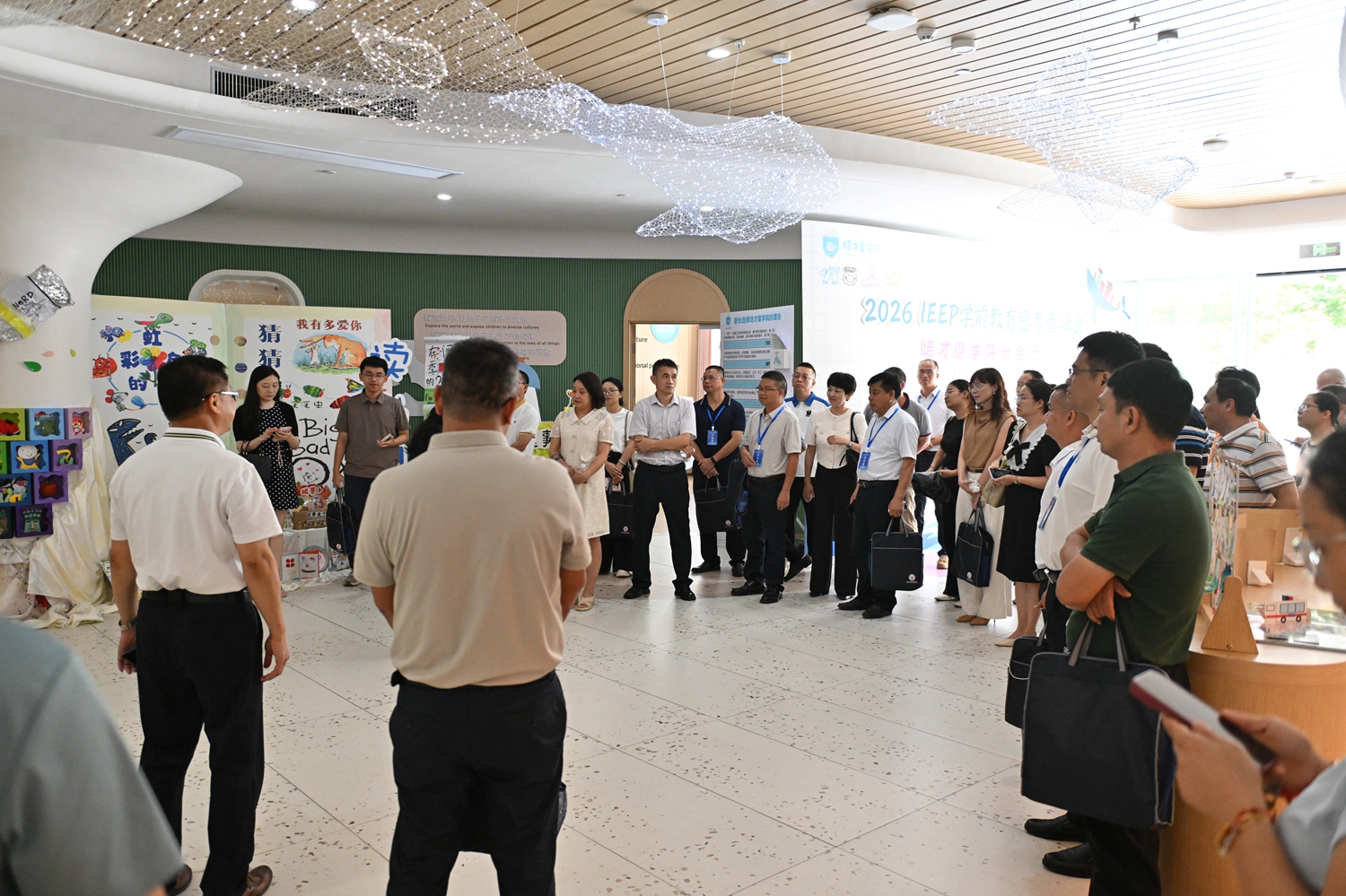 1780281173101965.jpg 3.学员们参观培才童学院.JPG