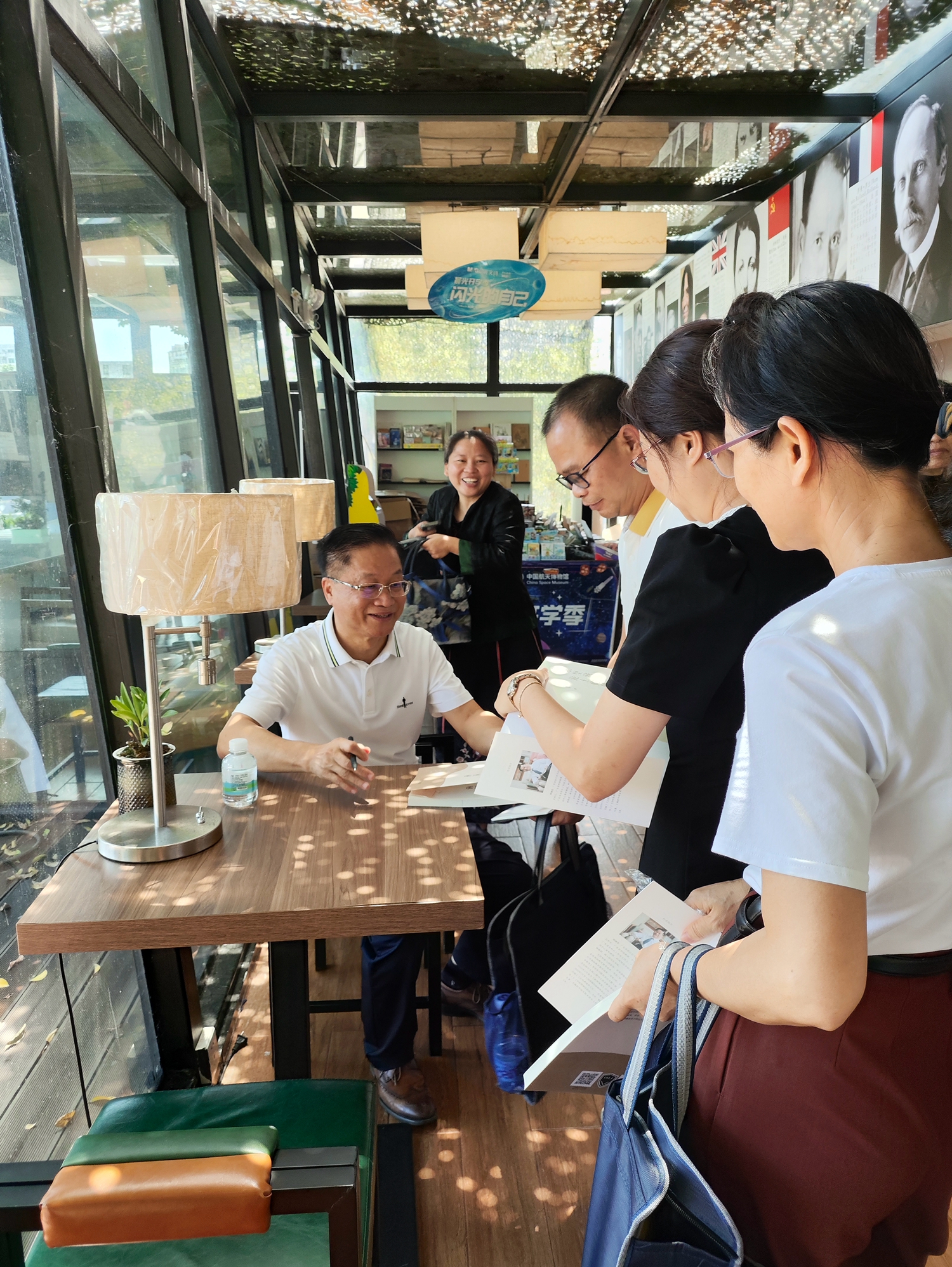 1780281179239674.jpg 4.赠书传文脉 光影映初心.jpg