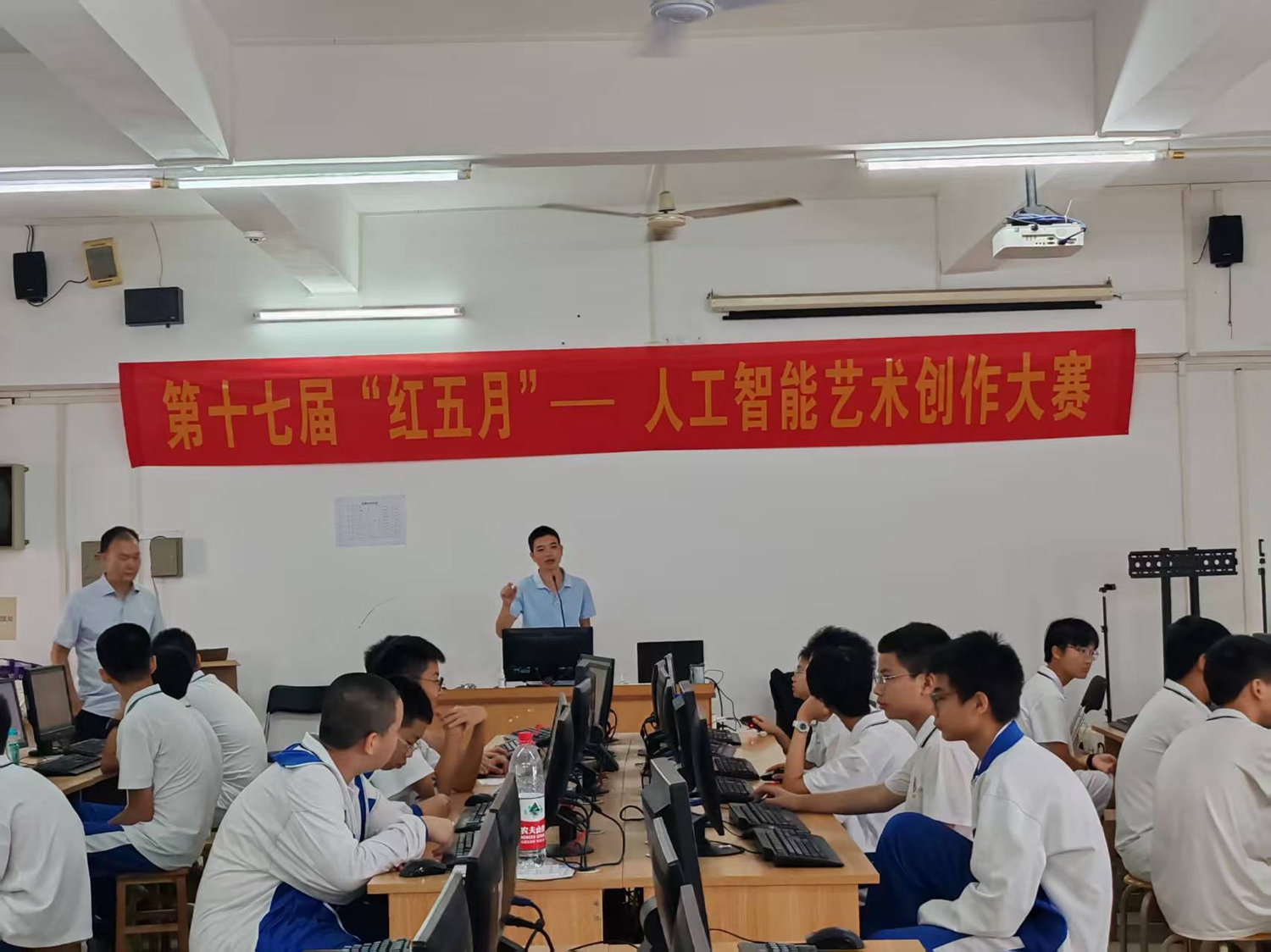 1.教师进行活动宣讲.jpg