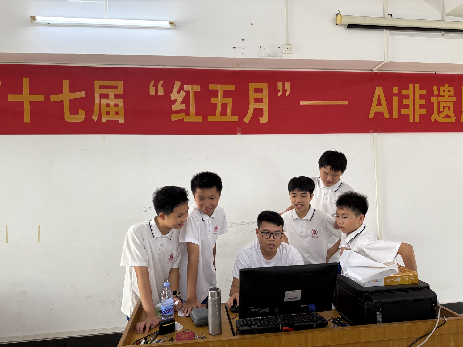 5.教师指导学生开展AI非遗照像馆活动.jpg