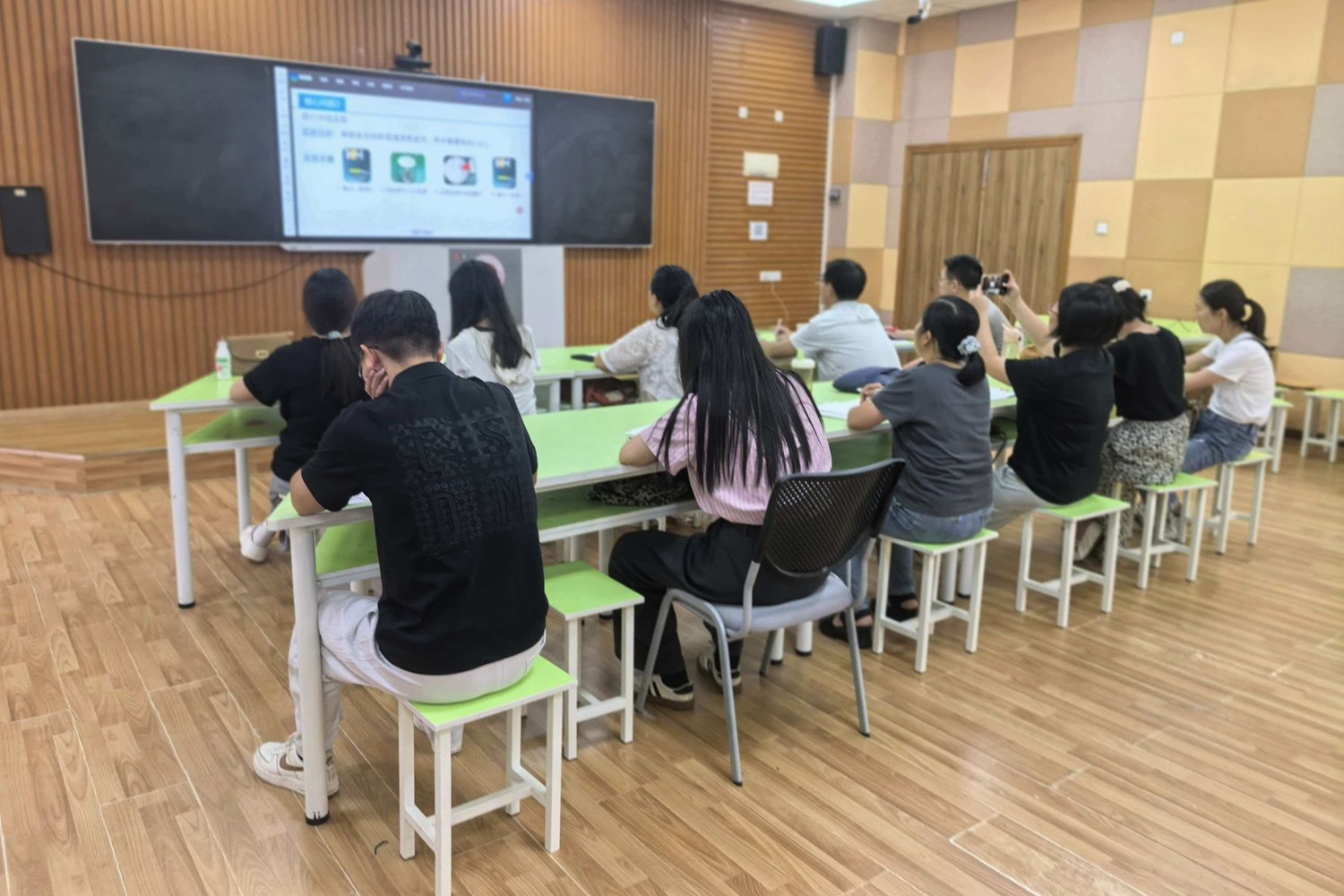 1780978266812946.jpg 图3:教师凝神观课,细研问题导学.jpg