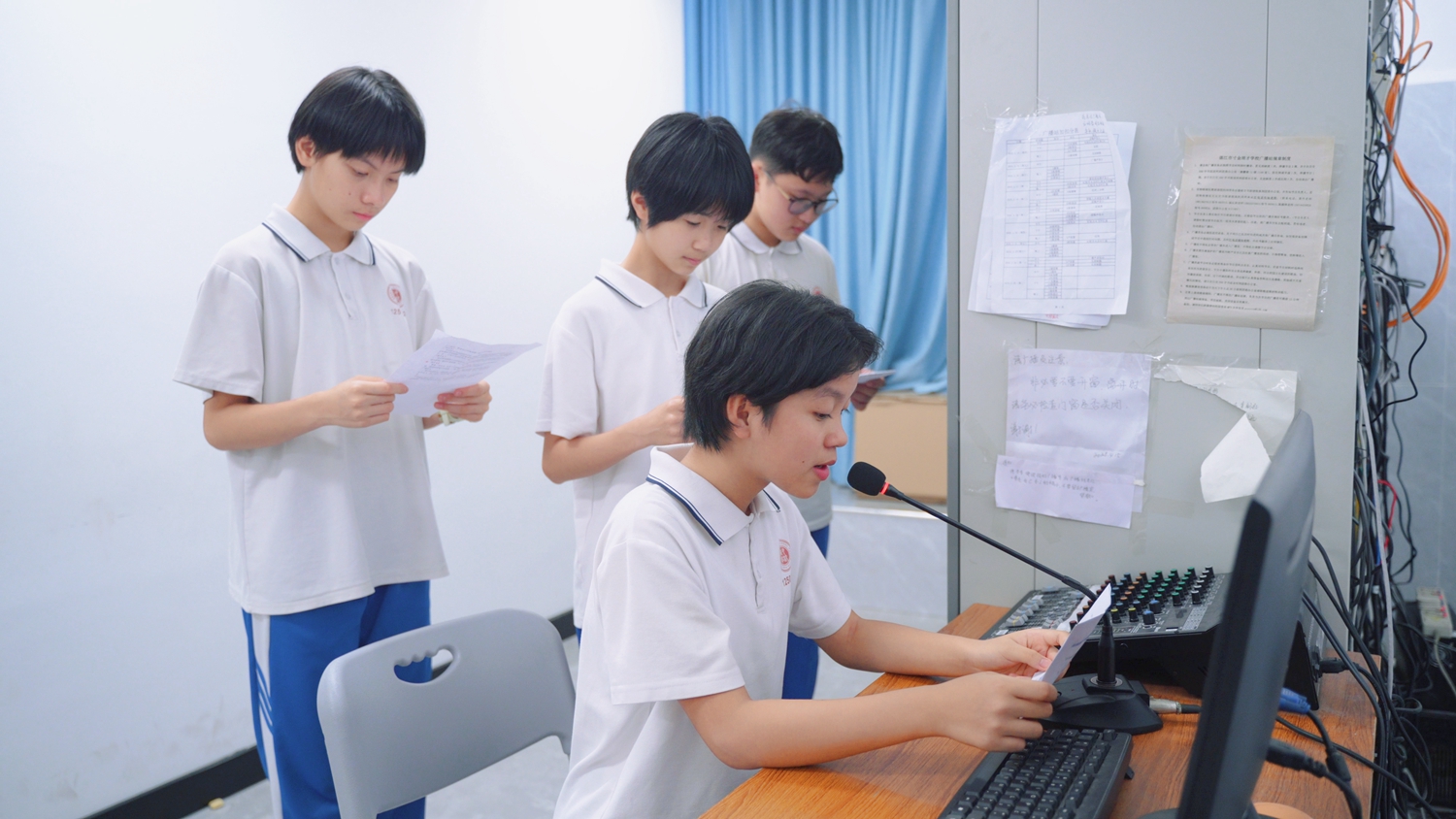 1782272801934856.jpg 图:广播员传递祝福.jpg