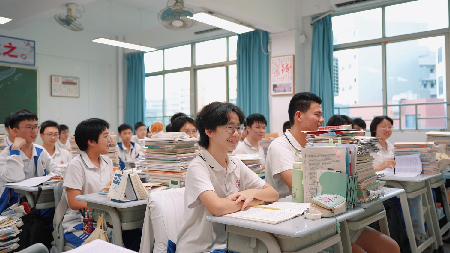 1782272831595297.jpg 初三学子认真收听节目.jpg