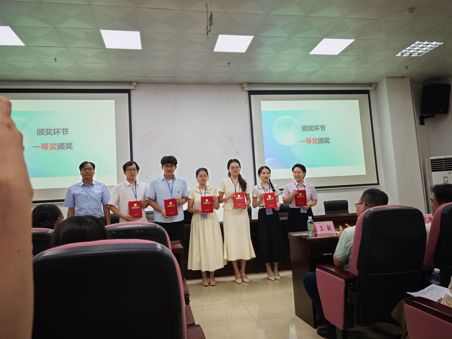 图片一：三位选手颁奖现场.jpg