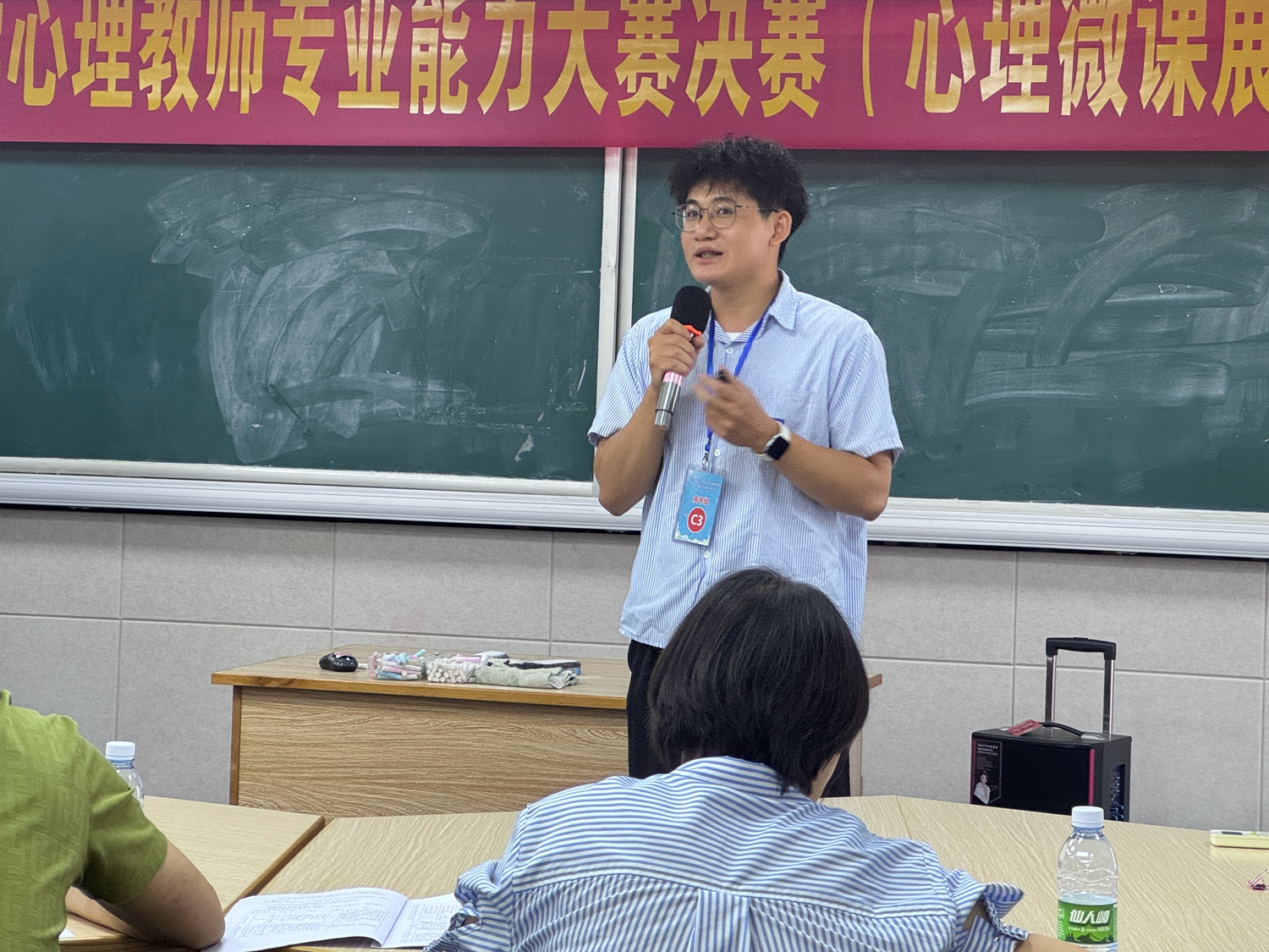 图片四：何文豪老师在进行心理微课展示.jpg