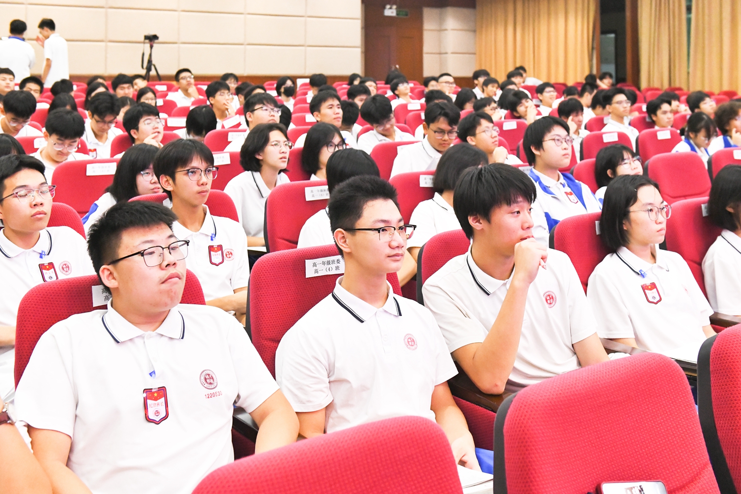 图5：在场班委认真观摩学习优秀管理经验.JPG