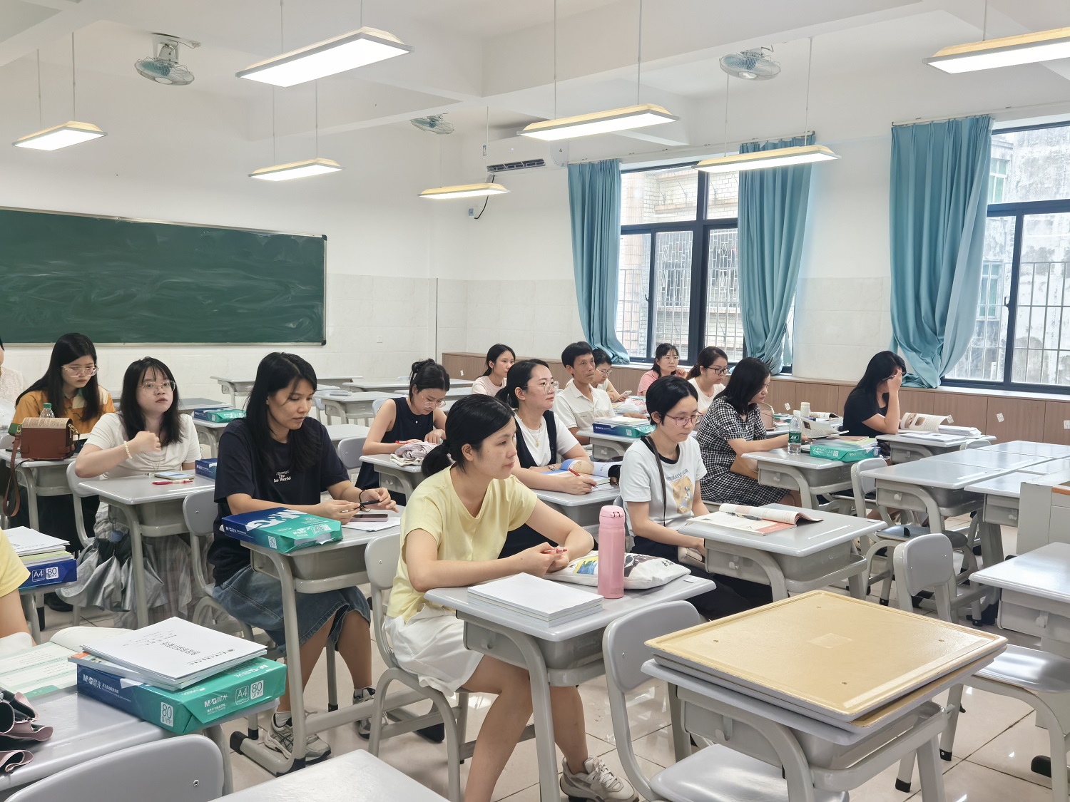 老师们认真聆听.jpg
