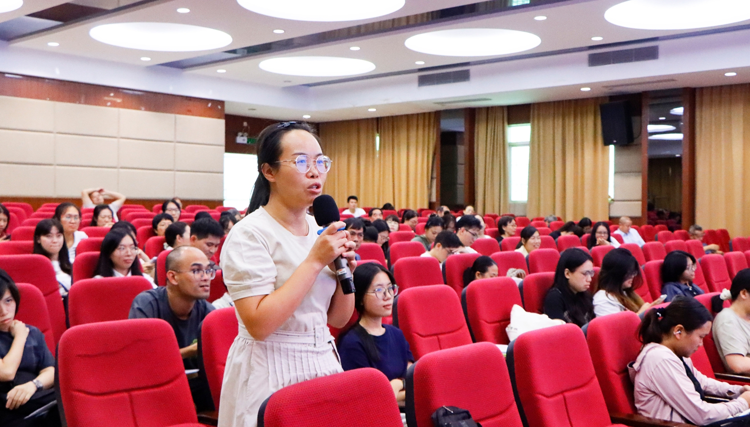 1788316596227491.jpg 11.我校教师与肖主任交流疑惑.jpg