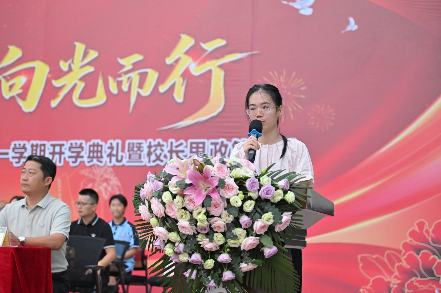 1788341961157574.jpg 4.新教师代表谢怡薇老师发言.JPG
