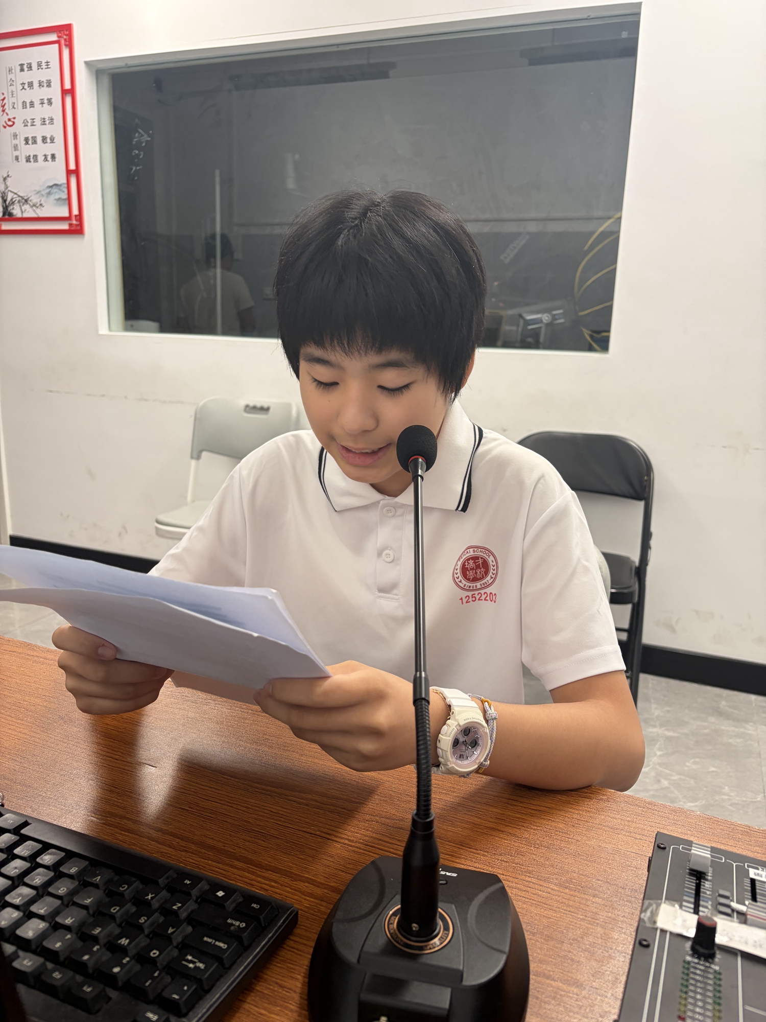 1789713980879793.jpg 1校团委广播站主持现场.jpg