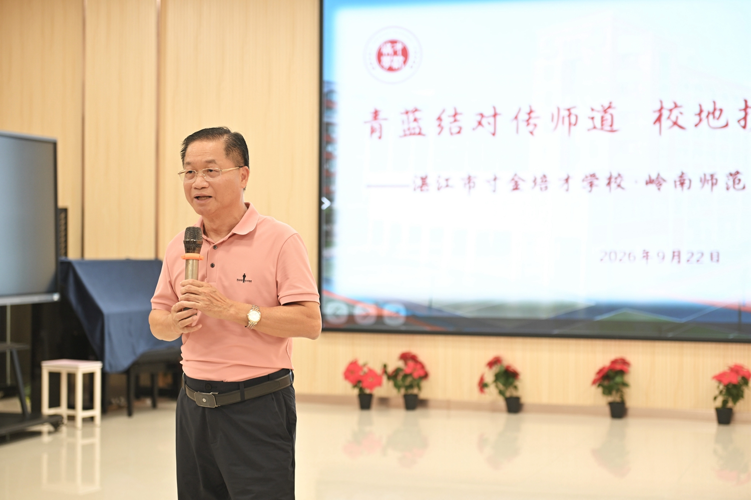 图2郑建忠总校长作实习工作指导.JPG