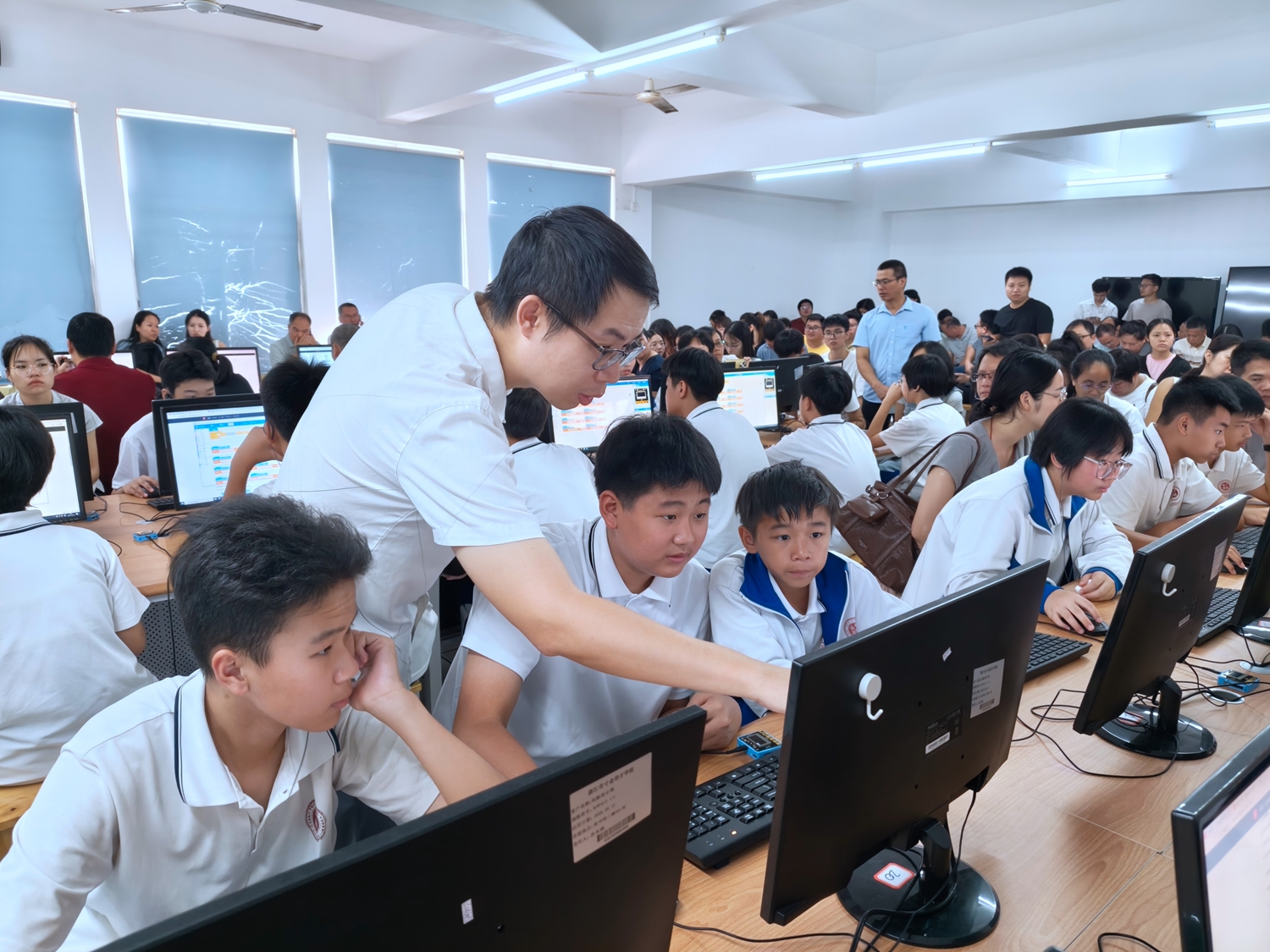 04余俊辉老师上观摩课.jpg